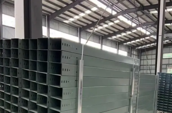 電纜橋架安裝圖片展示，寬度、高度和厚度相關說明